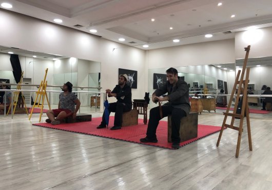 ‘Otobüs Durağında Üç Bencil’..