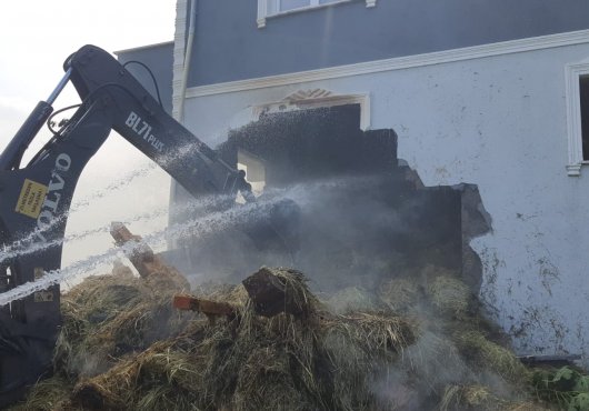 Samanlık yangını,İş makinesi ile duvarlar kırılarak söndürüldü!