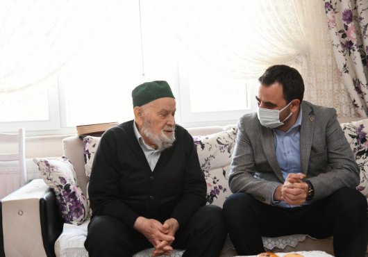 BAŞKAN ÖZLÜ HASTA VE YAŞLILARA MORAL OLUYOR
