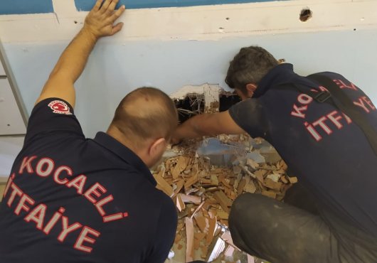 APARTMAN BOŞLUĞUNA DÜŞEN KÖPEĞİ İTFAİYE KURTARDI