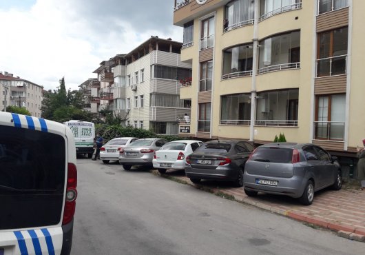 BİLEKLERİ VE BOĞAZINI KESEREK İNTİHAR ETTİ