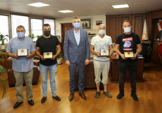 KAHRAMANLARA PLAKET VERİLDİ