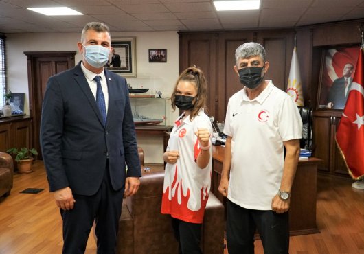BAŞKAN SEZER GÖLCÜK’ÜN GURURU BEREN ÇINAR’I TEBRİK ETTİ