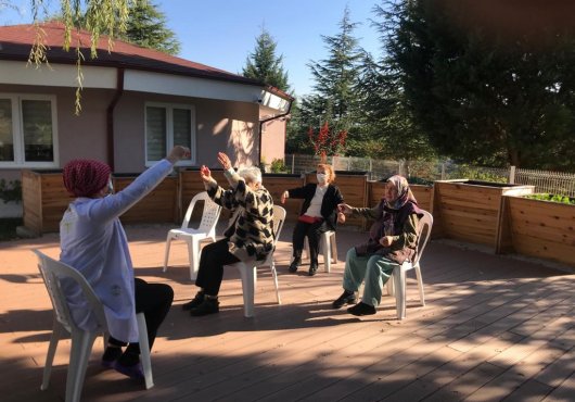ALZHEİMER YAŞAM EVİNDE HASTALAR BEDENSEL AÇIDAN DA DESTEKLENİYOR