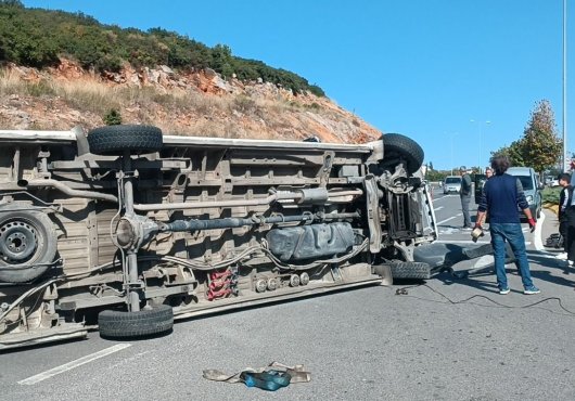 Virajı Alamayan Servis Minibüsü Devrildi: 1 Yaralı