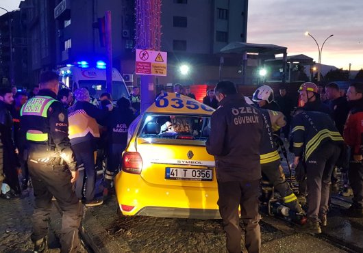 Taksi tramvayla çarpıştı  3 kişi yaralandı