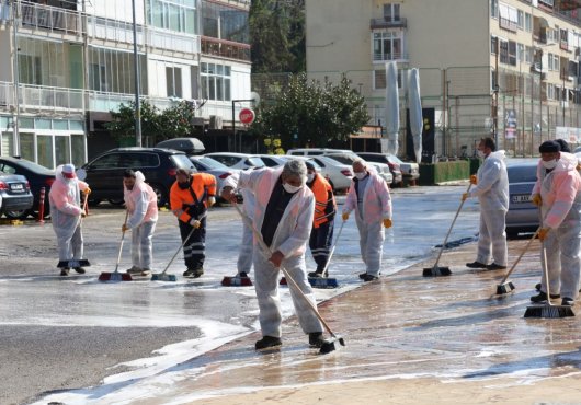 Gölcük Belediyesi Kentin Dört Bir Yanını Dezenfekte Ediyor