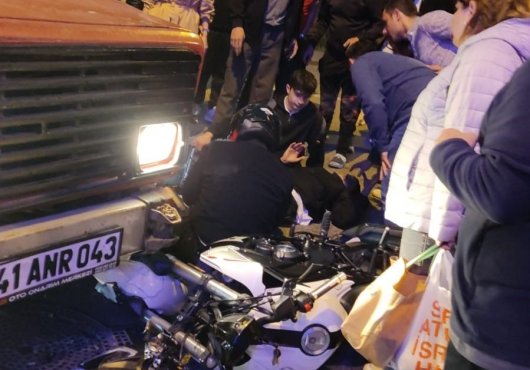 Kocaeli'de 2 motosiklet ve kamyonetin karıştığı kazada 4 kişi yaralandı