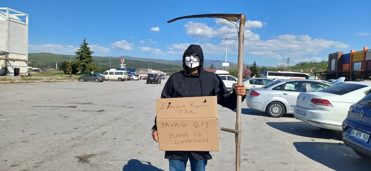 TEM'de yüzüne maske takıp, eline tırpan aldı! Sürücüleri uyardı