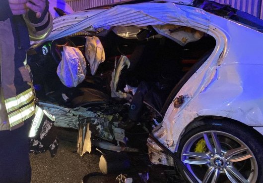 Bariyere çarpan otomobil hurdaya döndü: 2 ölü, 1 yaralı
