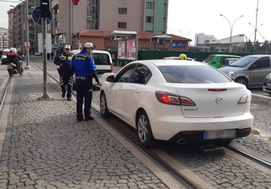 Tramvay yoluna park eden araçlara sıkı denetim