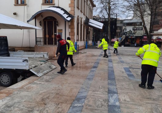 A TAKIMI, FEVZİYE CAMİİ'Nİ KARDAN TEMİZLEDİ
