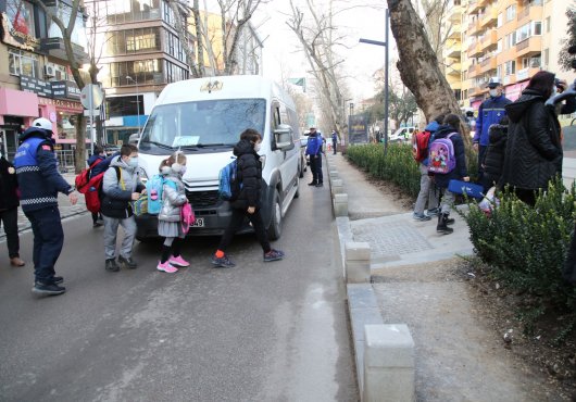 BÜYÜKŞEHİR OKUL YOLUNDA GÜLER YÜZ VE SEVGİYLE GÖREV BAŞINDA