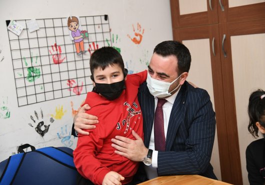 BAŞKAN ÖZLÜ'DEN ENGELLİ KARDEŞLERİNE ANLAMLI ZİYARET