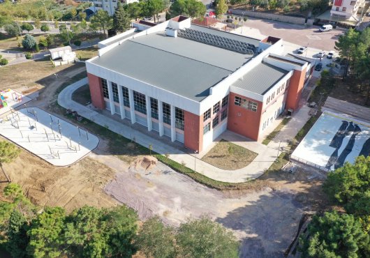 KARAMÜRSEL YÜZME HAVUZUNA YENİ ÇEVRE DÜZENLENMESİ