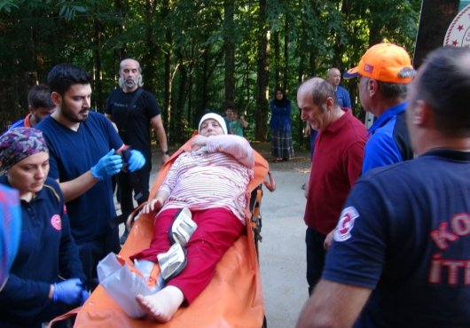 Doğa harikası şelaleyi görmek isterken düşen kadın kurtarıldı