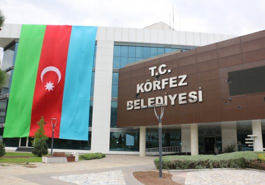 KÖRFEZ BELEDİYESİNDEN  AZERBEYCAN'A BAYRAKLI DESTEK