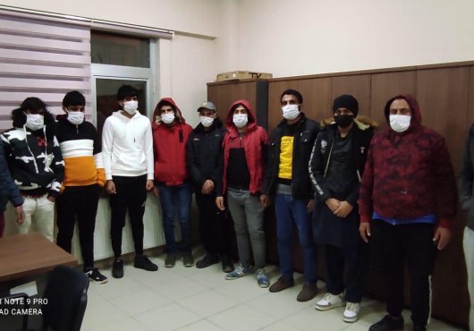 EVE YAPILAN BASKINDA 13 KAÇAK GÖÇMEN YAKALANDI