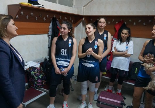 Samsunlu kadın basketçilerden Başkan Hürriyet’e büyük ilgi..
