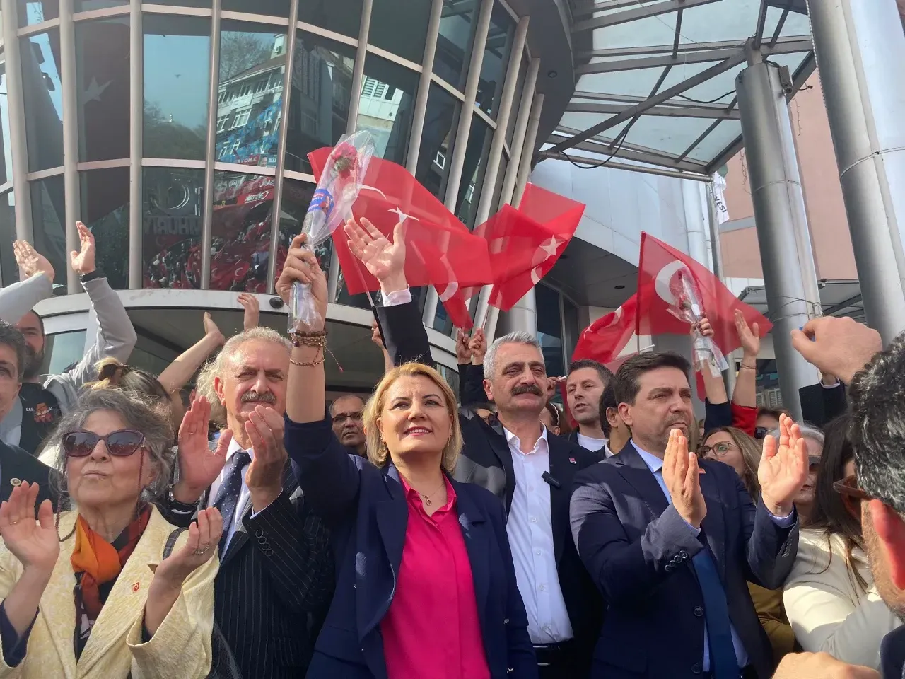 Hürriyet: ‘Hiç şüphemiz yok kazanacağız’ dedi zafer kutlamasına davet etti