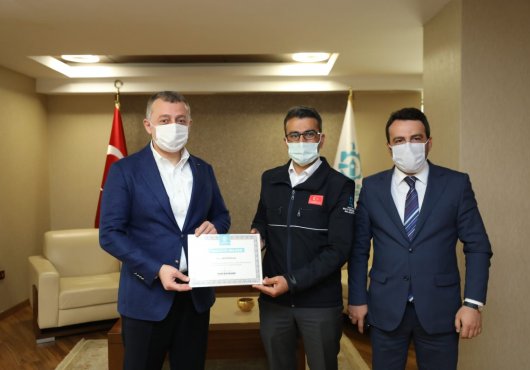 İFTARINI PAYLAŞAN ŞOFÖRÜ, BÜYÜKAKIN MAKAMINDA AĞIRLADI