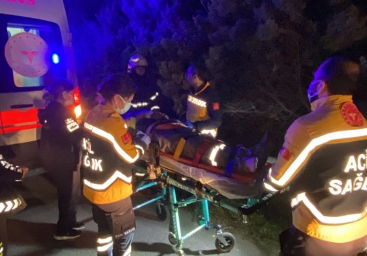 TEM'de bariyerlere çarpan otomobil hurdaya döndü: 3 yaralı