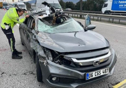 TEM'de tıra çarpan otomobilin tavanı koptu: 3 yaralı