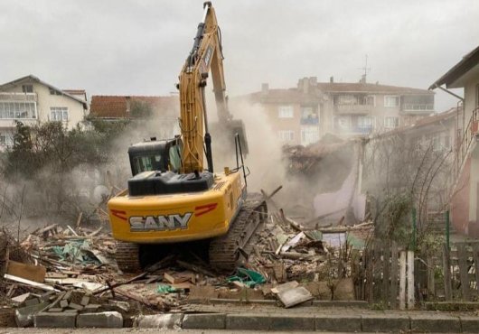 GÖLCÜK’TE YIKILAN ORTA HASARLI YA DA METRUK BİNA SAYISI 111 OLDU