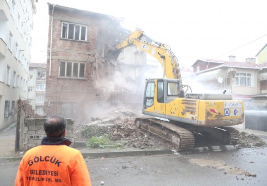 GÖLCÜK'TE  90 BİNANIN YIKIMI TAMAMLANDI