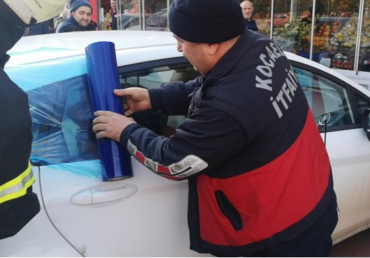 Otomobilde mahsur kalan bebeği  itfaiye ekibi kurtardı