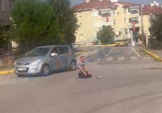 Yolun ortasında namaza durdu