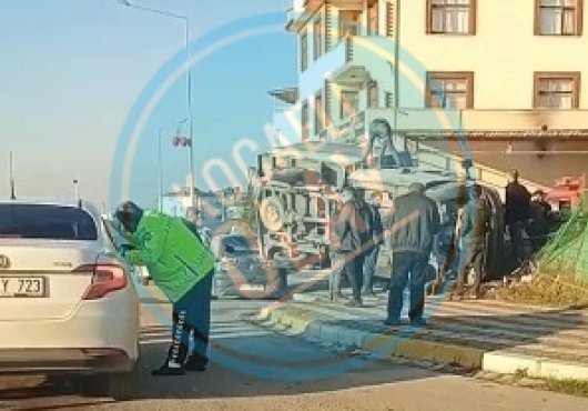 VİRAJI ALAMAYAN KAMYON  BİR BAŞKA ARACIN ÜZERİNE DEVRİLDİ