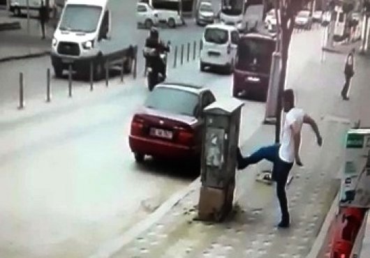 DİREK VE PANOLARA SALDIRDI