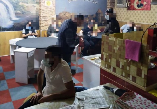 17 KİŞİ, KAHVEDE OYUN OYNARKEN  YAKALANDI
