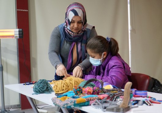 GÖLCÜKLÜ ÖĞRENCİLER DOKUMA KURSUNDA EL BECERİLERİNİ SANATA DÖNÜŞTÜRDÜ