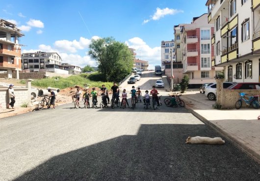 ALTYAPISI TAMAMLANAN SOKAKLARA ASFALT