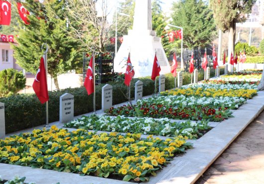 KOCAELİ'NDE ŞEHİTLİKLER ÇİÇEK AÇTI