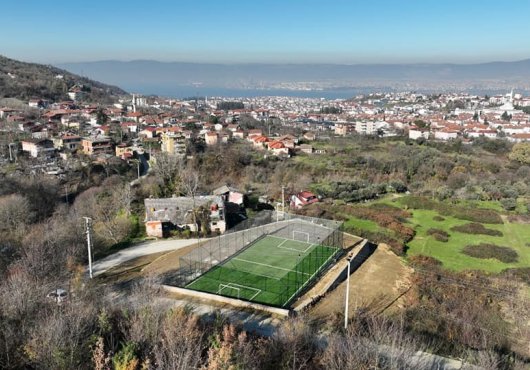 GÖLCÜK'ÜN DÖRT BİR YANI YENİ SPOR SAHALARI İLE DONATILIYOR 