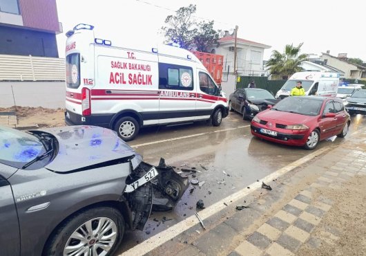 İki otomobil kafa kafaya çarpıştı: 1'i çocuk 4 yaralı