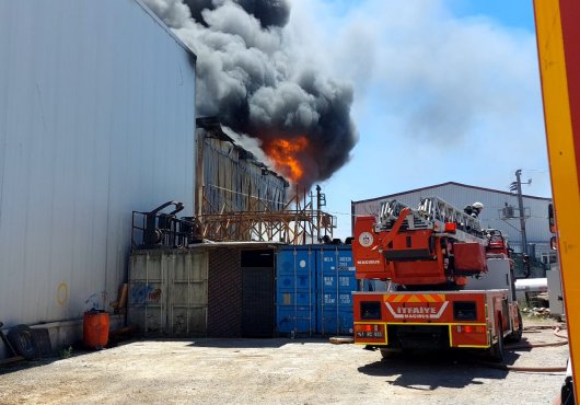 Fabrika yangını, 1 buçuk saatte kontrol altına alındı