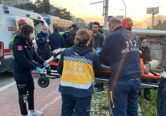 Cip ile çarpışan hafif ticari araç takla attı: Yaralılar var