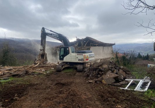 GÖLCÜK’TEKİ METRUK VE HASARLI 3 BİNANIN YIKIMI TAMAMLANDI