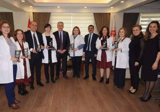 KAYMAKAM CİNBİR KİMİ AYAKTA ALKIŞLIYOR