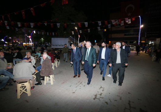 Derince’de Çayhane Sohbetler Sürüyor   