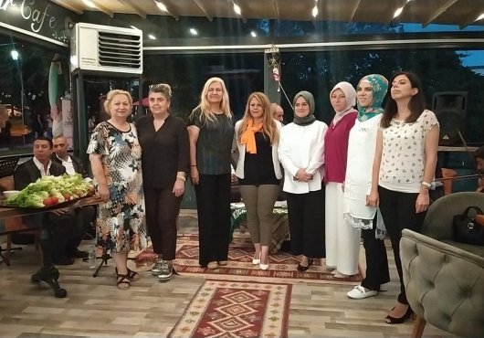 YÜZLERCE KADIN BU GECEDE BİRLEŞTİ   
