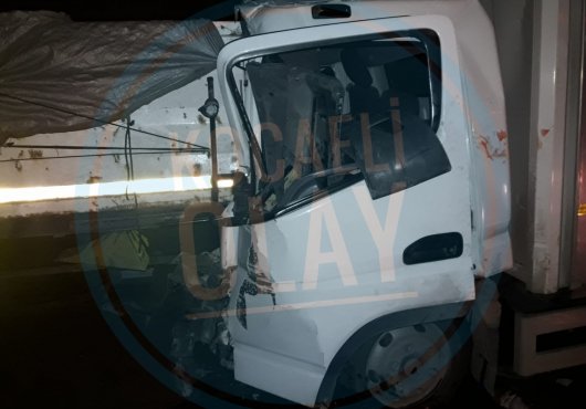 TEKERİ PATLAYAN TIR'AKAMYON ÇARPTI