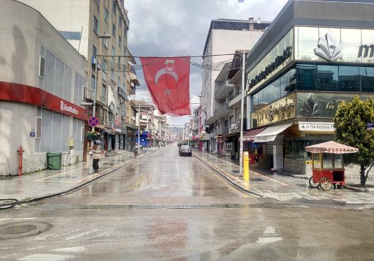 Caddeler baştan sona yıkandı