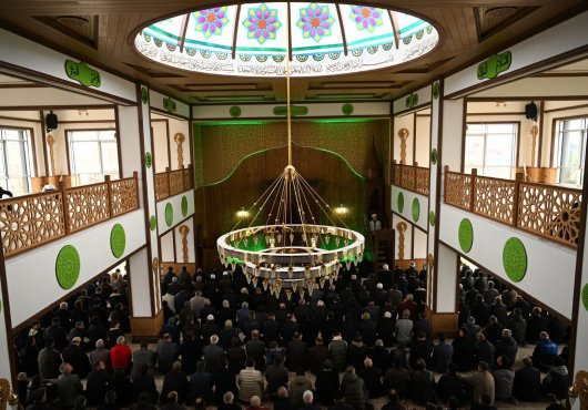 Büyükşehir’in katkılarıyla tamamlanan Kartepe İstasyon Camii ibadete açıldı
