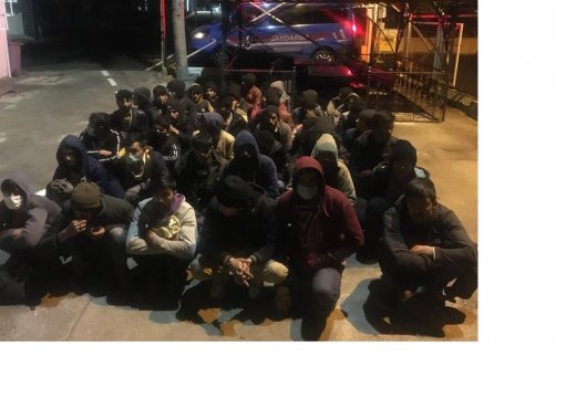 3 farkı araçta, 25 düzensiz göçmen yakalandı