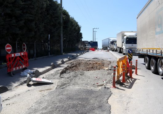 Gebze TIR garajları bölgesinde yol onarımı   